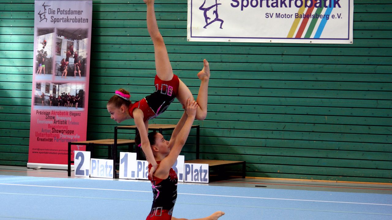 Tami Lina Adler und Laura Gutezeit gewinnen Gold beim Potsdam-Pokal mit Ihrer Paar-Übung Foto: Potsdamer Sportakrobaten