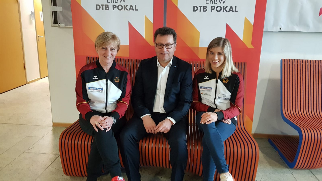 Cheftrainerin Ulla Koch, Martin Hettich, Vorstandsvorsitzende der Sparda-Bank Baden-Württemberg und Elisabeth Seitz | Bildquelle: DTB